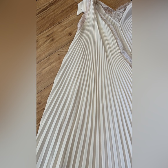 RARE VINTAGE - Lucie Ann Pleated Robe in Ivory - Size Small - Picture 9 of 16